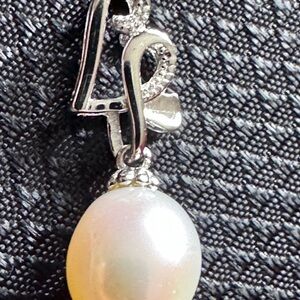 Elegant Silver Genuine Pearl pendant